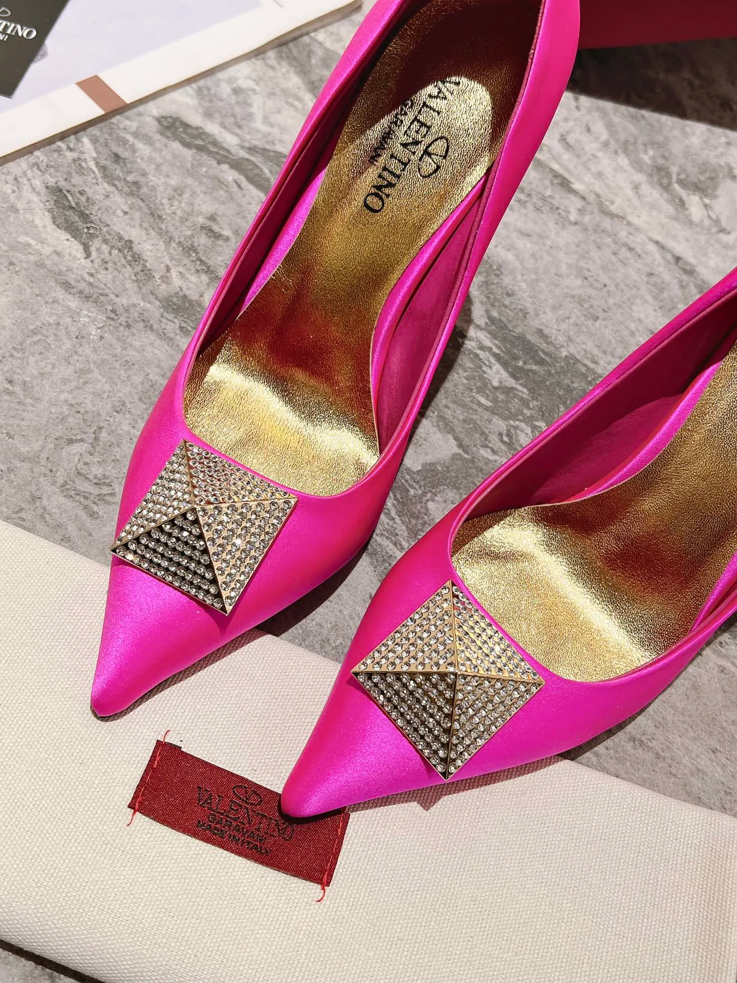 👟👟Ex-factory price 440👟👟 Genuine leather sole +40 Top version 𝑉𝐴𝐿𝐸𝑁𝑇𝐼𝑁𝑂 Valentino spring and summer new women's shoes 7⃣️ colors The unique [pyramid] large rivet hardware [hand-set with diamonds] brings out a full sense of high-end, and the new season will live up to expectations! Worth buying ★Imported silk is absolutely high-grade ❥Original method, absolutely sensual ❥Elegant style, creating a different feeling, simple and elegant style!  Code number: 35-41 (34-42 customized) Fabric: Imported high-gloss silk fabric Lining: Sheepskin lining Heel height: 10cm Leather outsole Rubber outsole